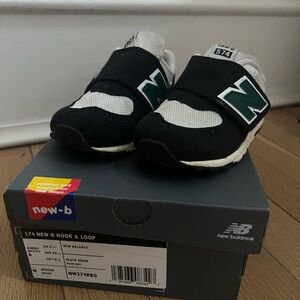 new-b 574 | New Balance Kids Black and White Hook N Loop Sneakers (Toddler 6)